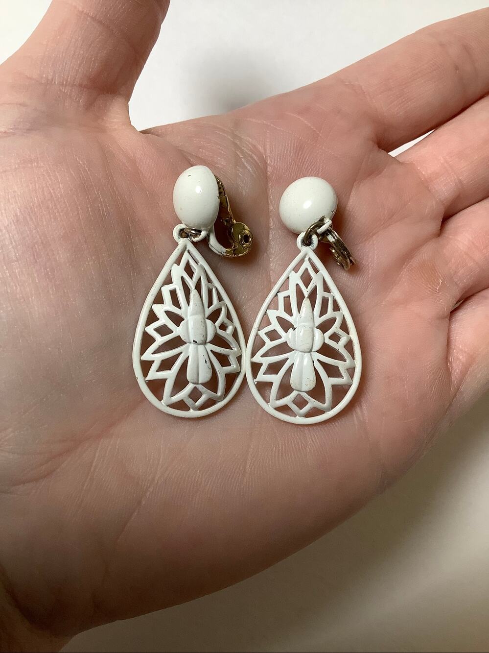 Vintage Monet White Enamel Filigree Openwork Teardrop Clip On Earrings F15-43